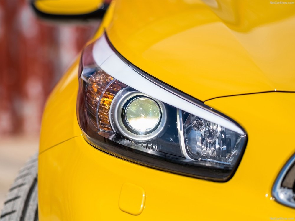 Машина с желтыми фарами