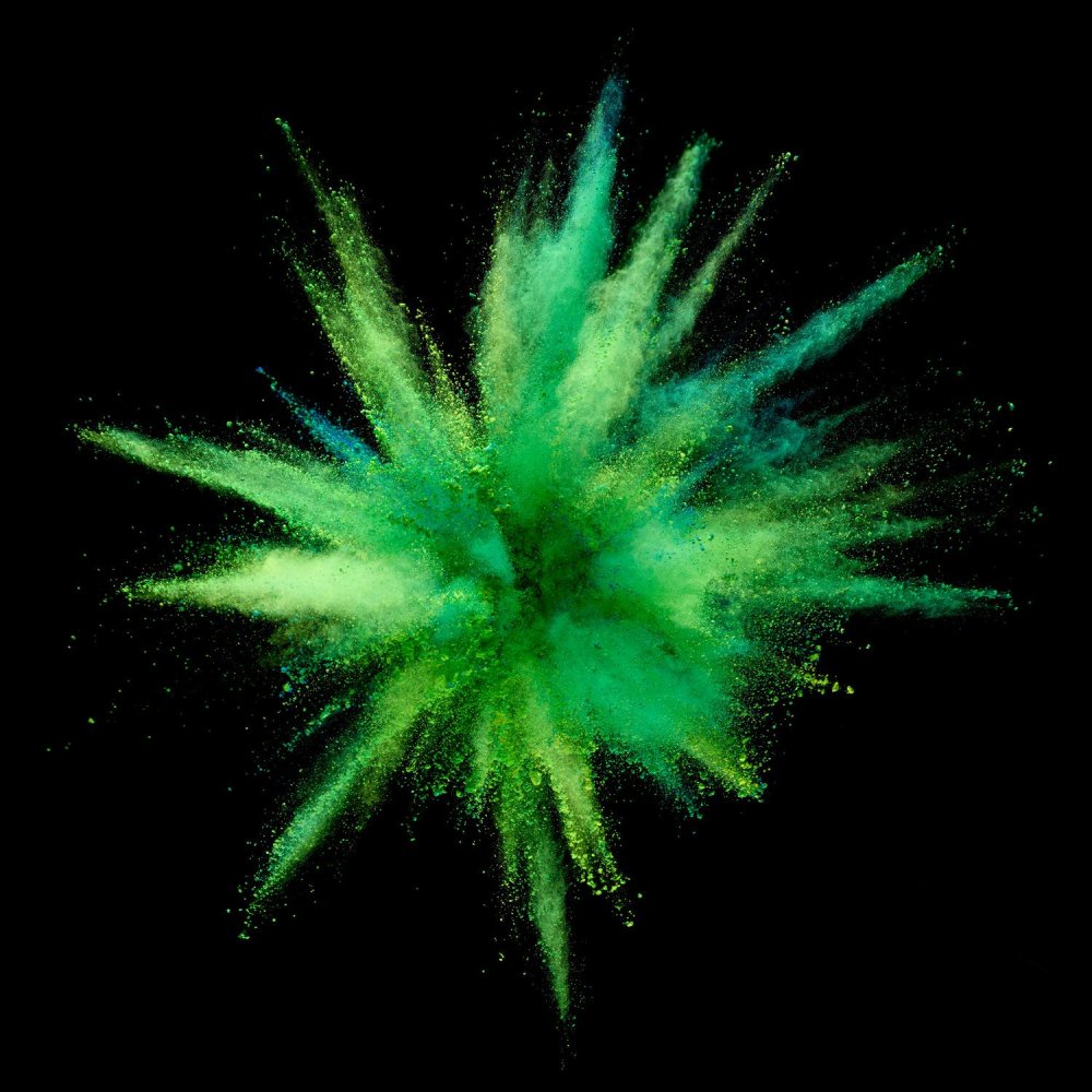 Зеленый взрыв на черном фоне