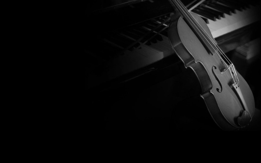 Музыкальные инструменты на темном фоне