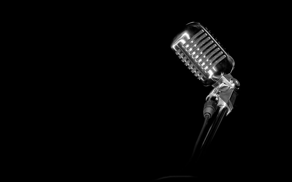 Микрофон на темном фоне