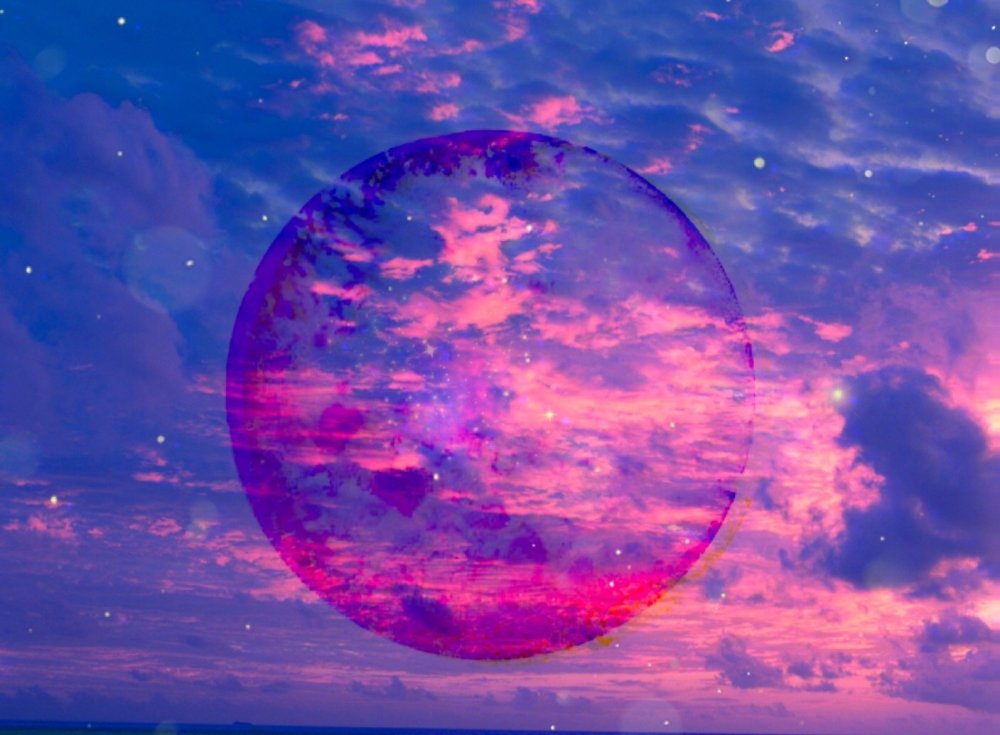 Луна на розовом небе