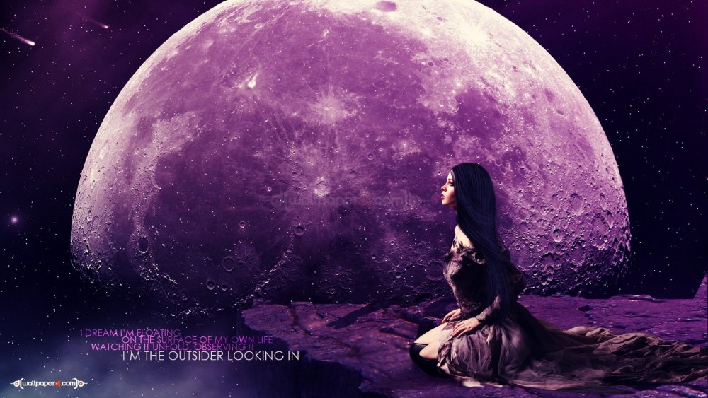 Девушка на сиреневой Луне