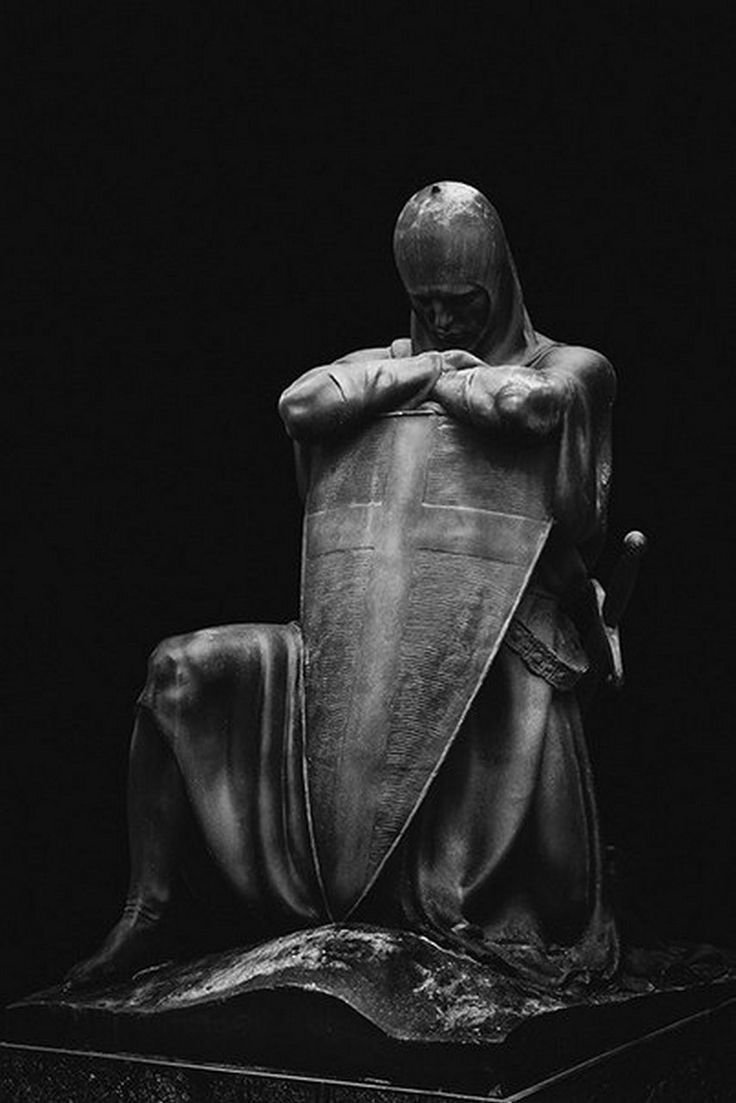 Скульптура на черном фоне