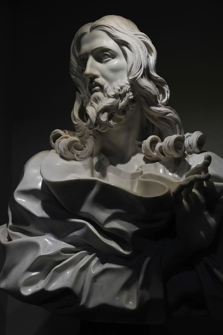 Скульптура на черном фоне