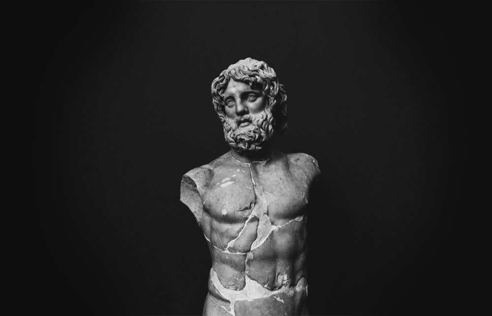 Греческие скульптуры на черном фоне