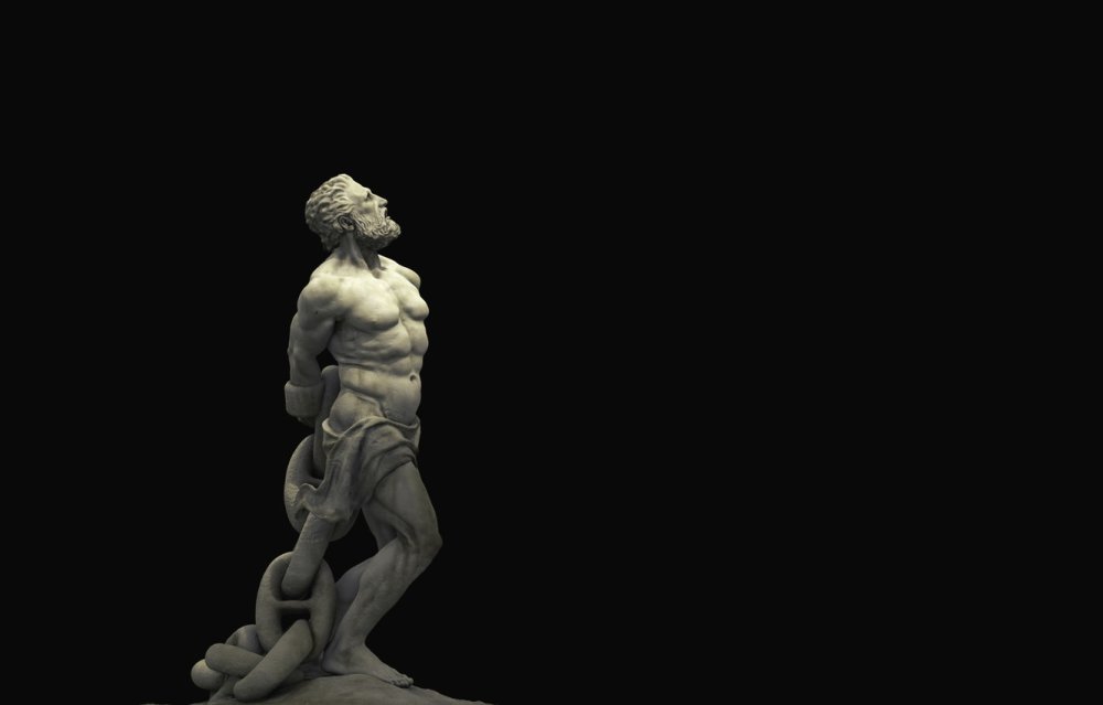 Скульптура на черном фоне