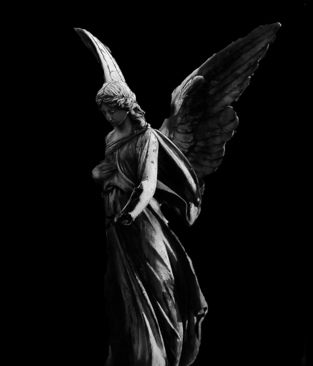 Статуи на темном фоне