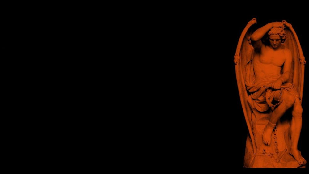 Античные скульптуры на черном фоне