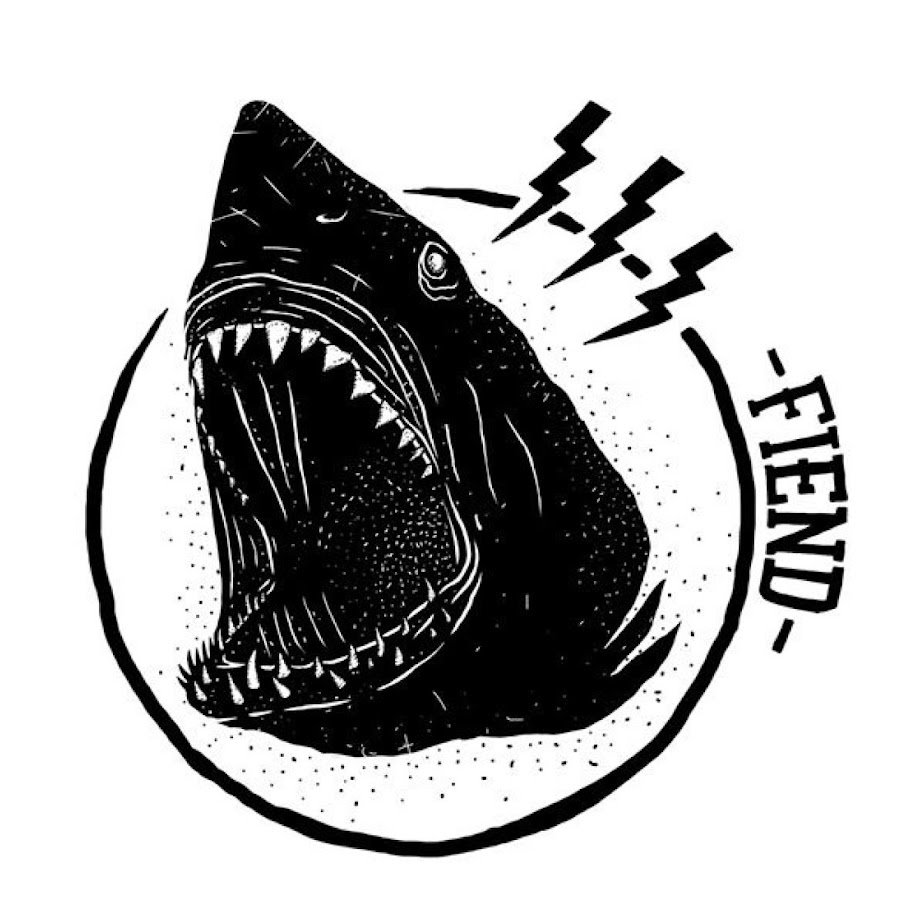 Белая акула на черном фоне