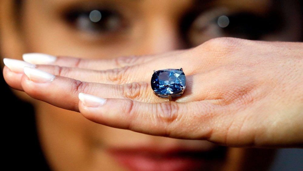 Бриллианты на черном фоне