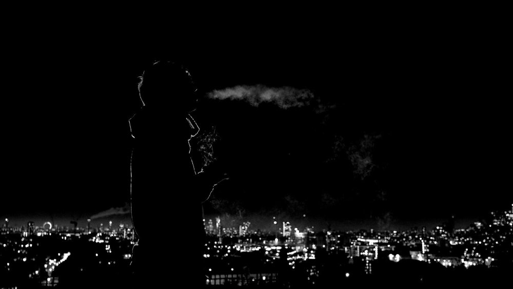 Одинокий человек в темноте