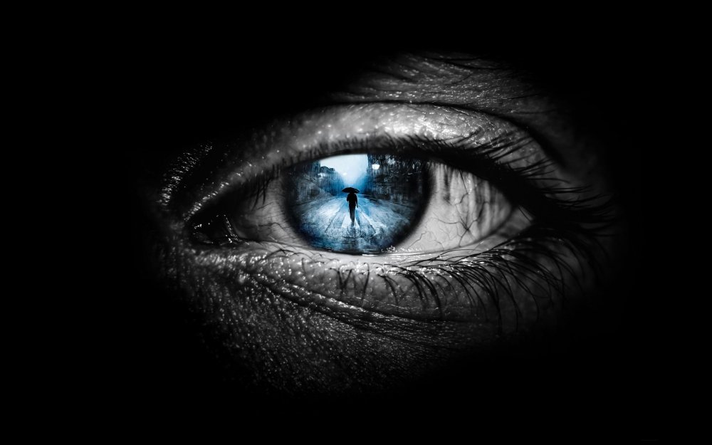 Голубые глаза в темноте