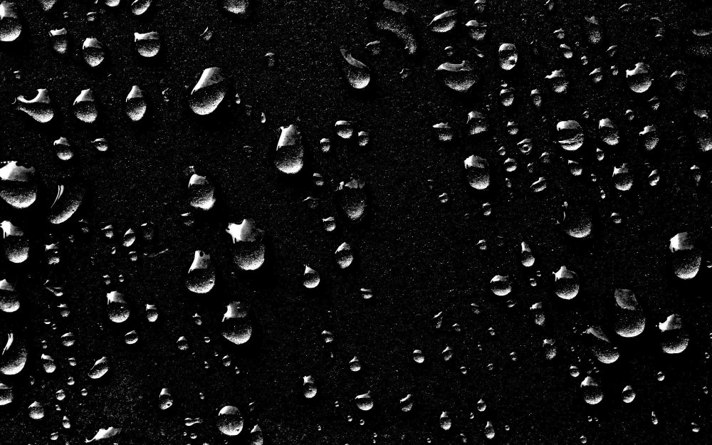 Капля на черном фоне