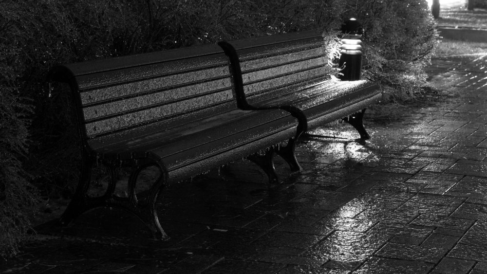 Скамейка ночью