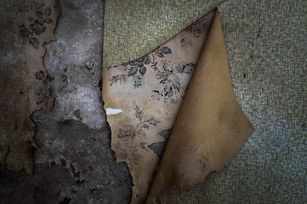 Старые обои на стене