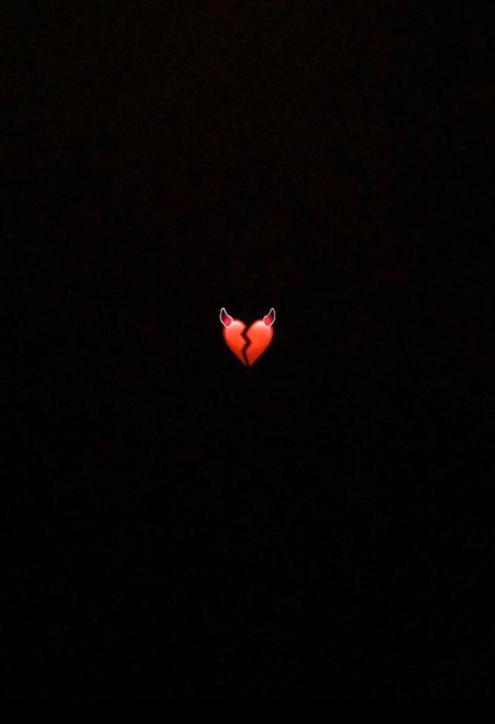 Белое сердечко на черном фоне