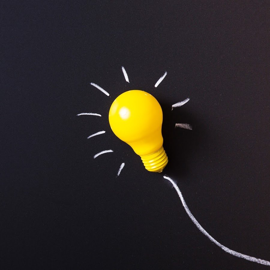 Лампочка на желтом фоне