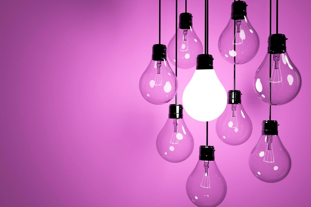 Лампочка на розовом фоне