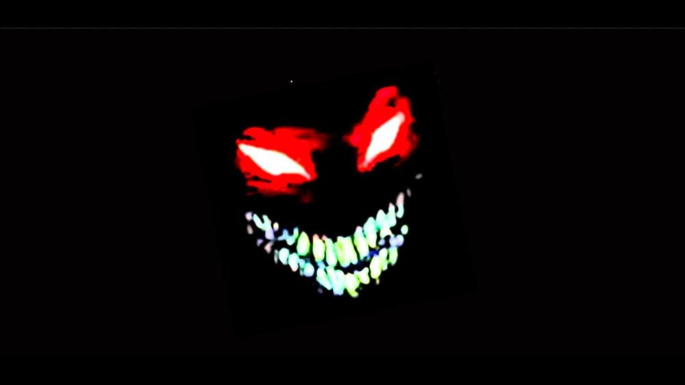 Злобная улыбка на черном фоне
