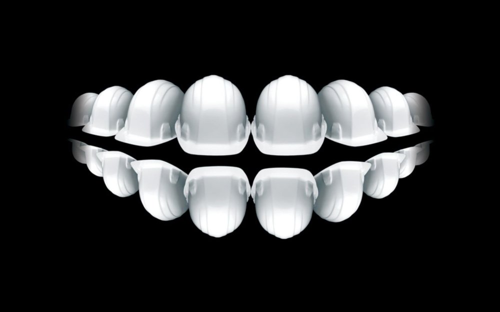 Зубы на черном фоне