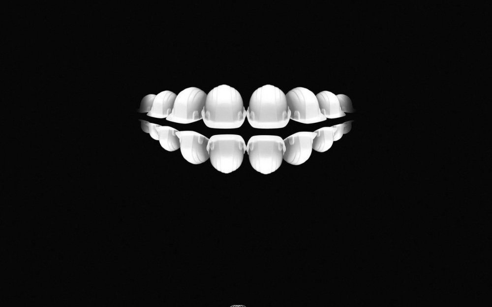 Зубы на черном фоне