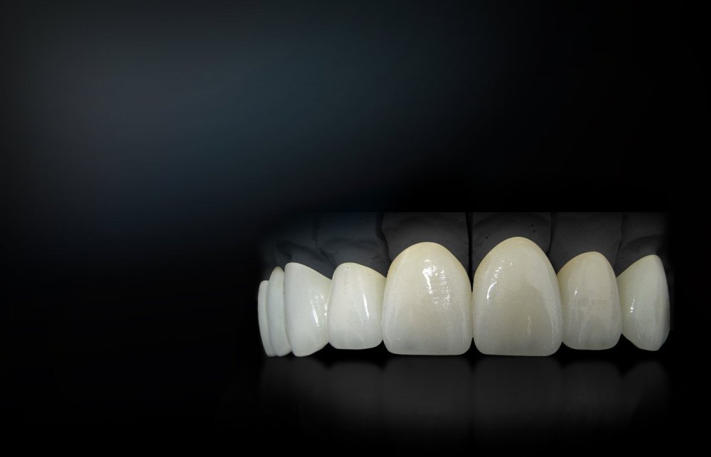 Острые зубы на чёрном фоне