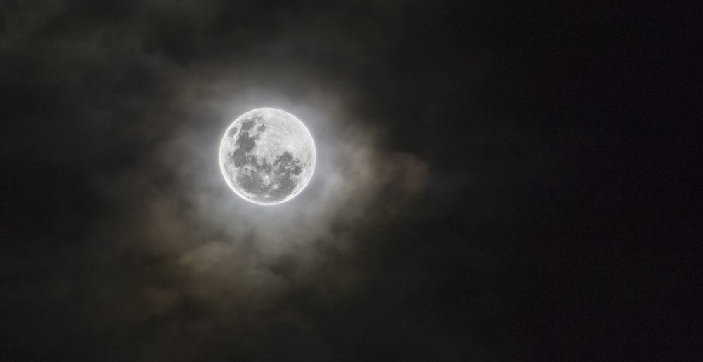 Луна на небе