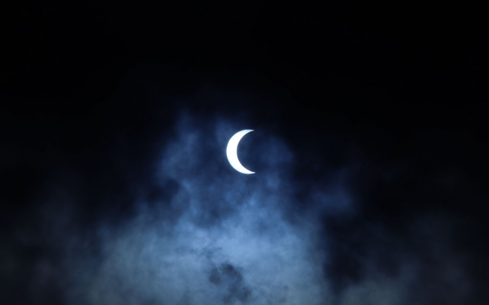 Луна в ночном небе