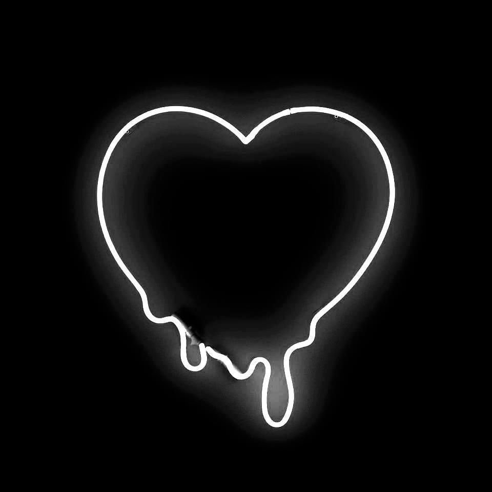 Белое сердце на черном фоне