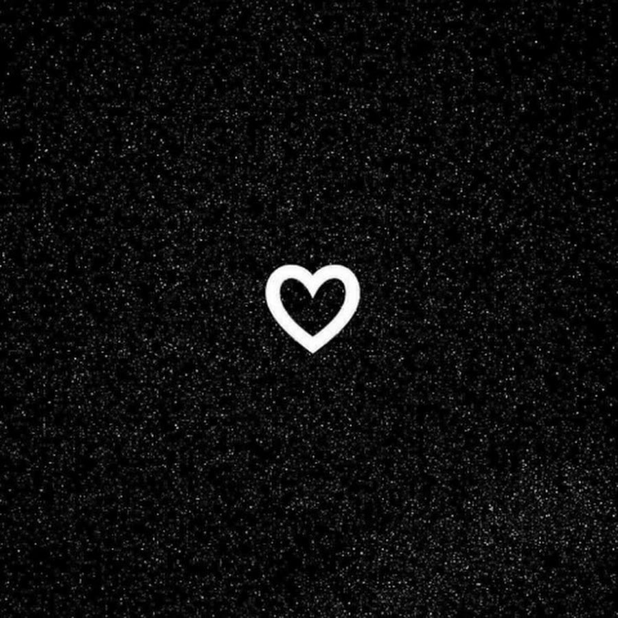 Белое сердце на черном фоне