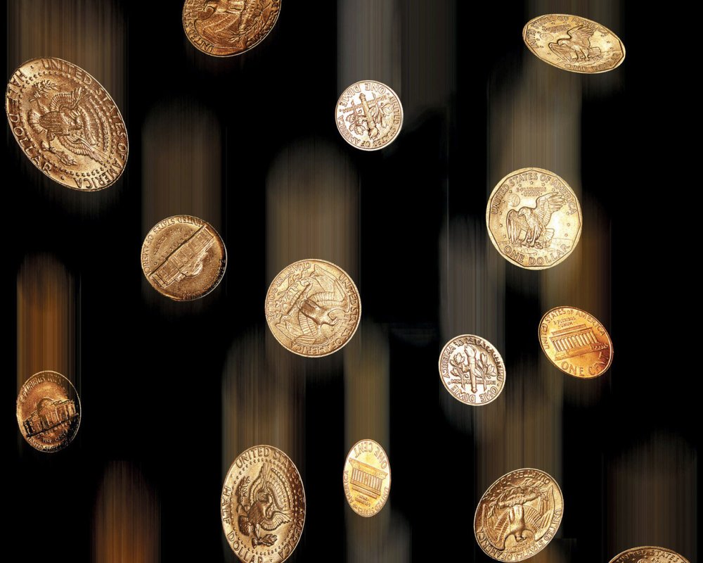 Монеты на черном фоне