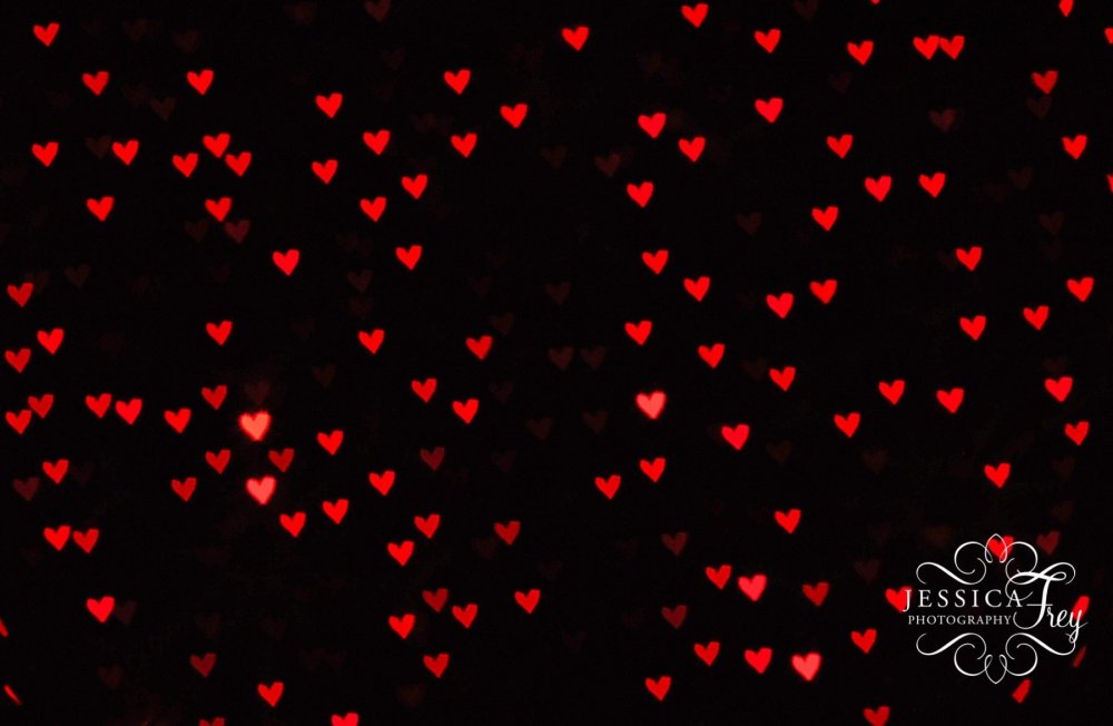 Черный фон с сердцем по середине