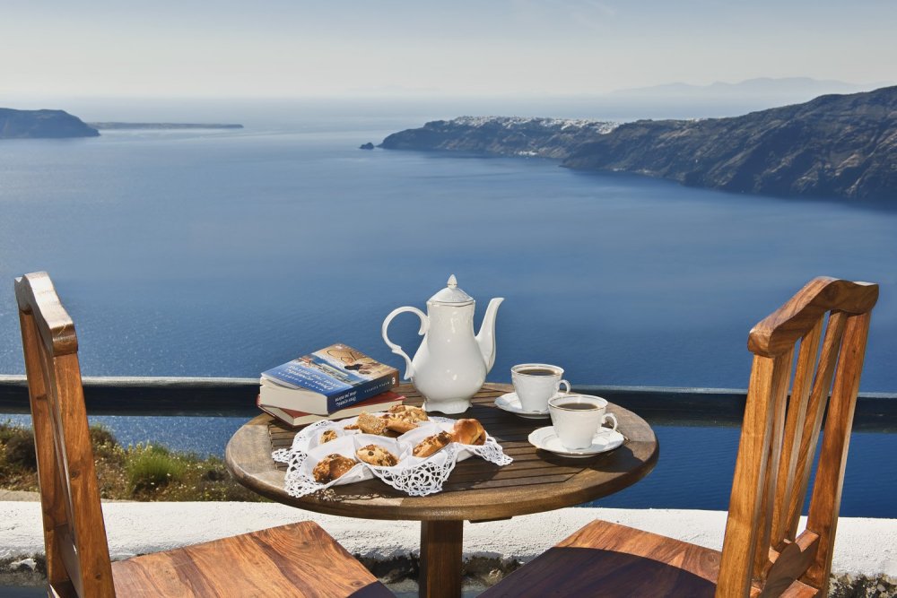 Кофе на террасе с видом на море