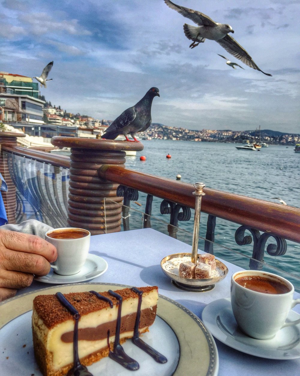 Чашка кофе на море