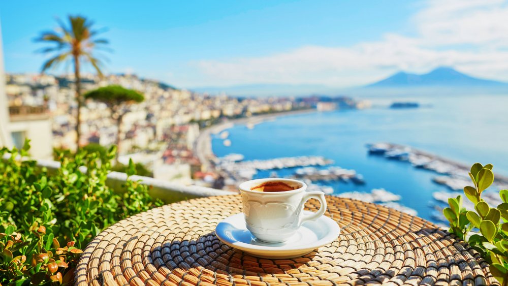 Чашка кофе с видом на море