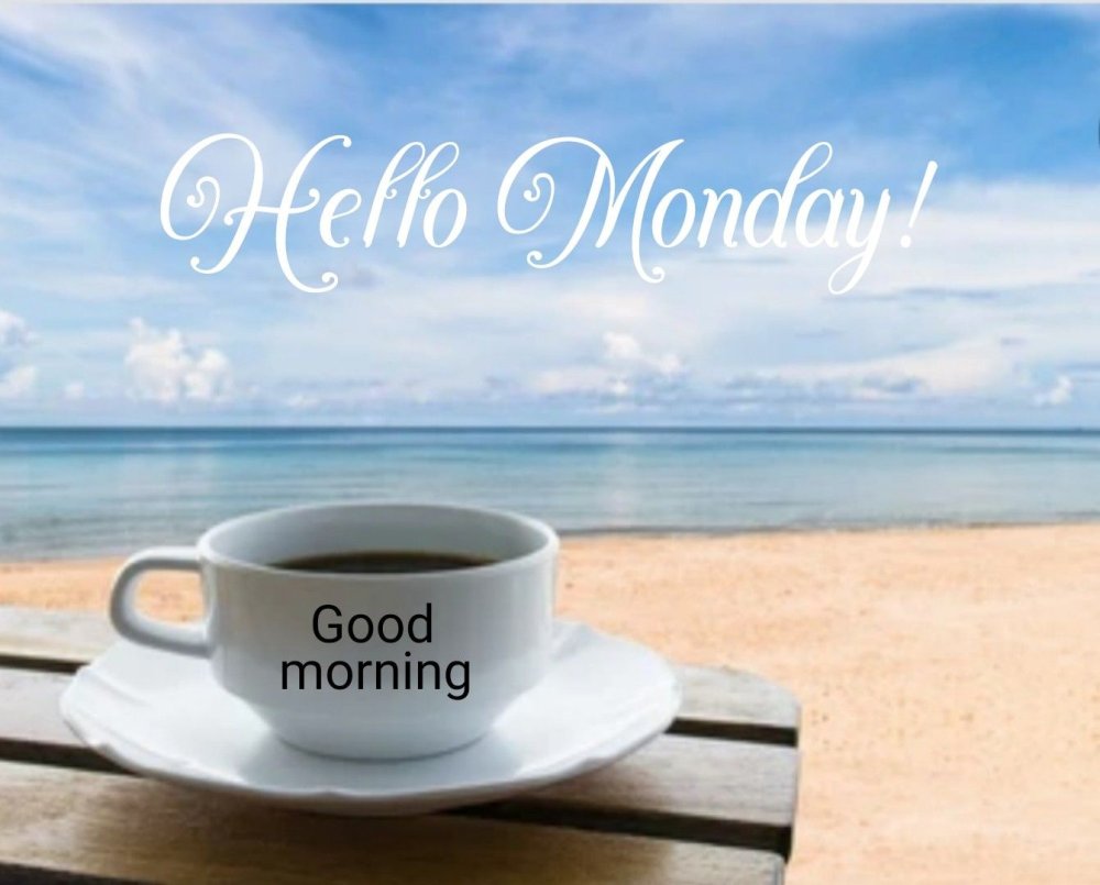 Ноутбук чашка кофе и вид на море