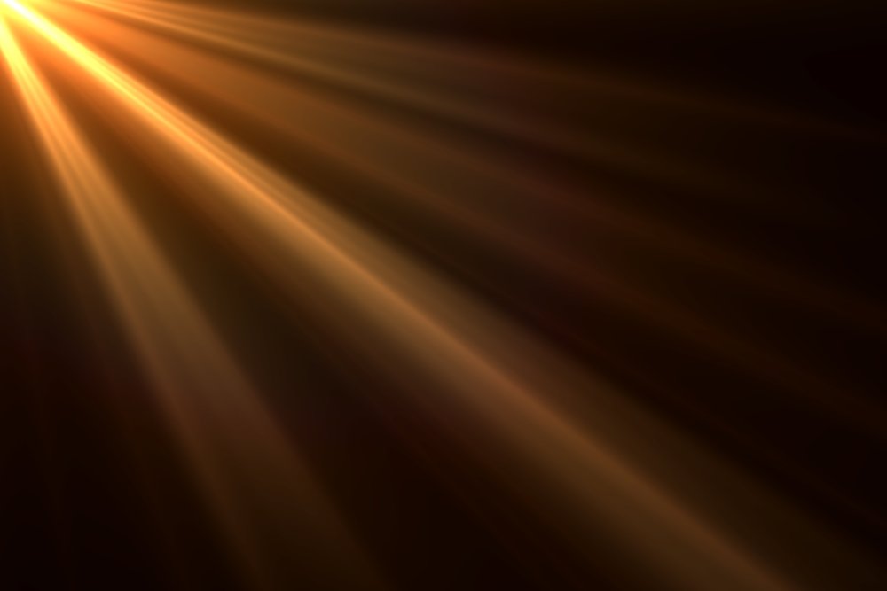 Лучи солнца на черном фоне