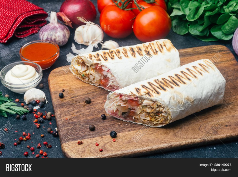 Шаурма на деревянной доске