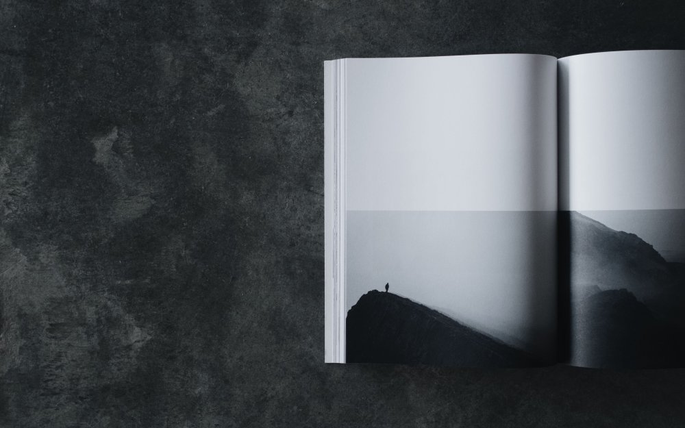 Книги на темном фоне