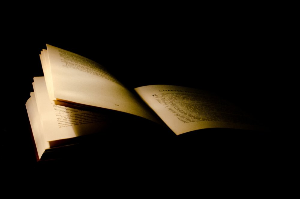 Книги на темном фоне