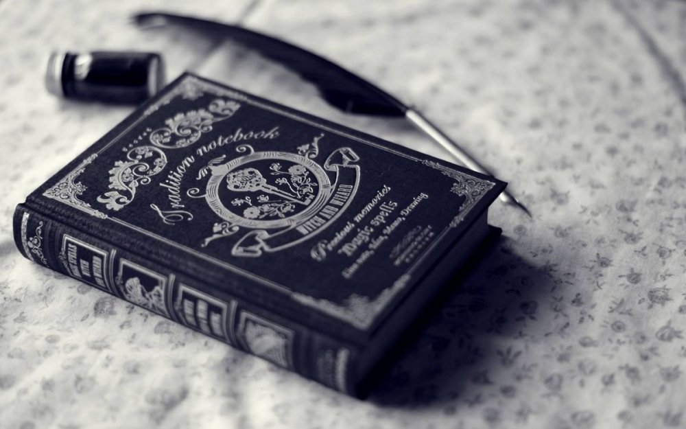 Книга черно белая