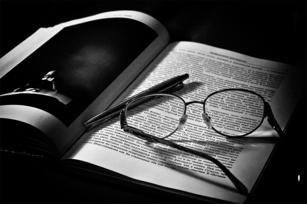 Черно белые книжные листы