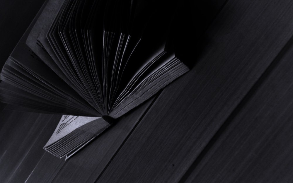 Книга на черном фоне