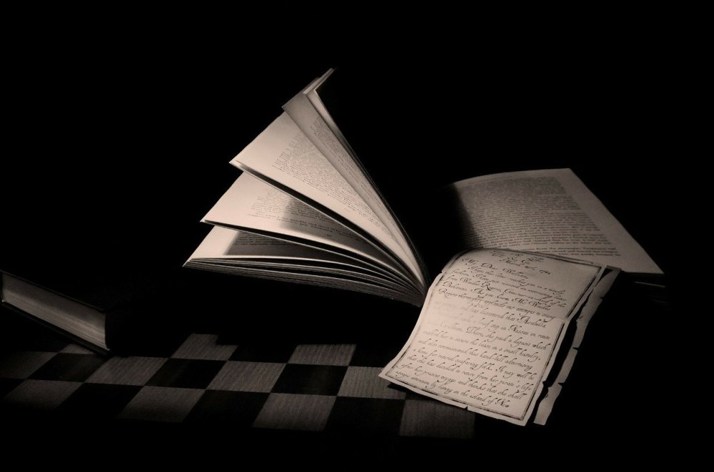 Книга на черном фоне