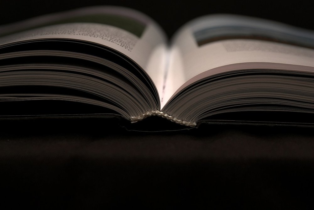 Книга на черном фоне