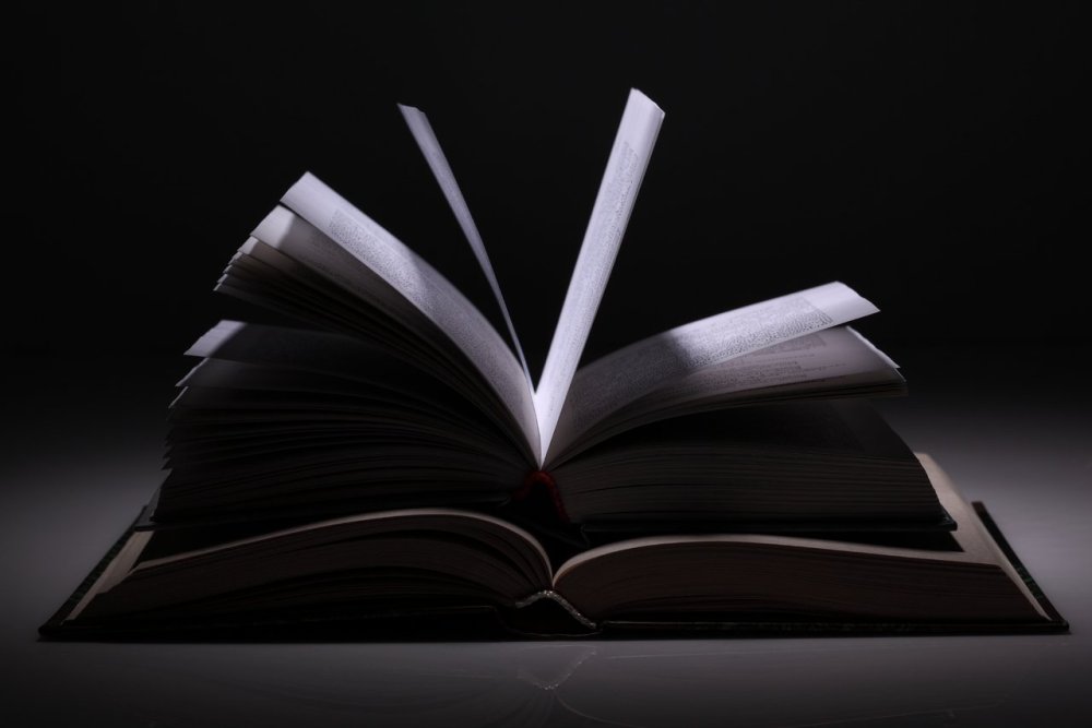 Книга на черном фоне