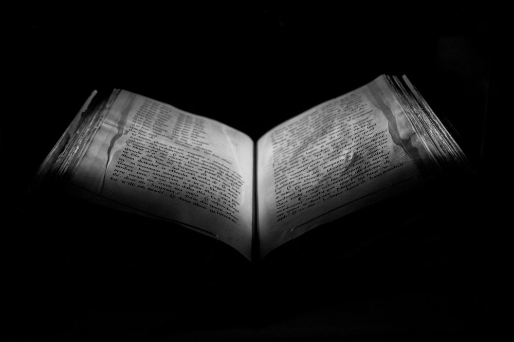 Книга на черном фоне