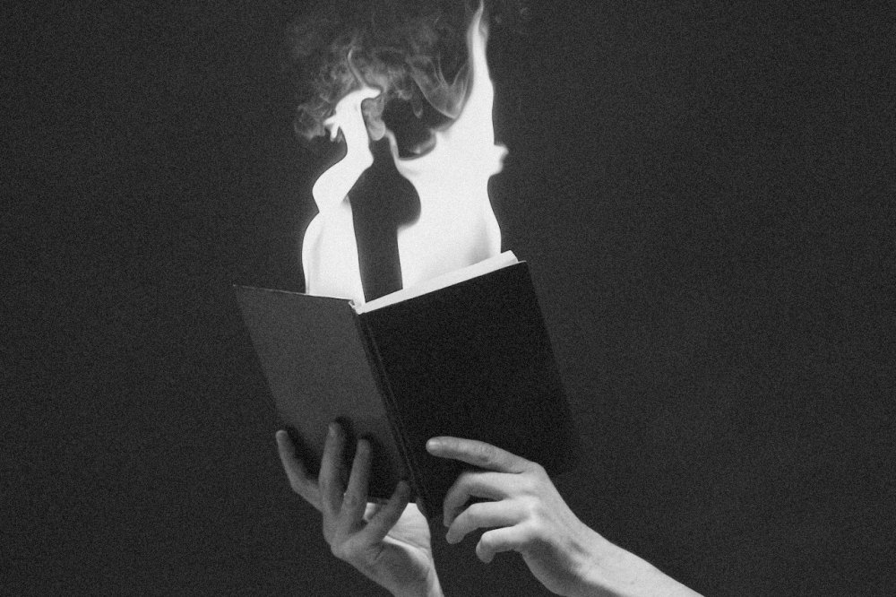 Книга черно белая