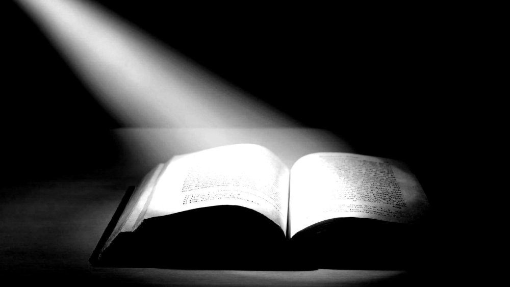 Книга на черном фоне