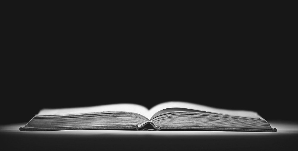 Книга на черном фоне